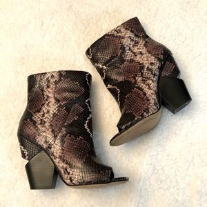 VINCE CAMUTO Notched Heel Kehrey Booties 5.5